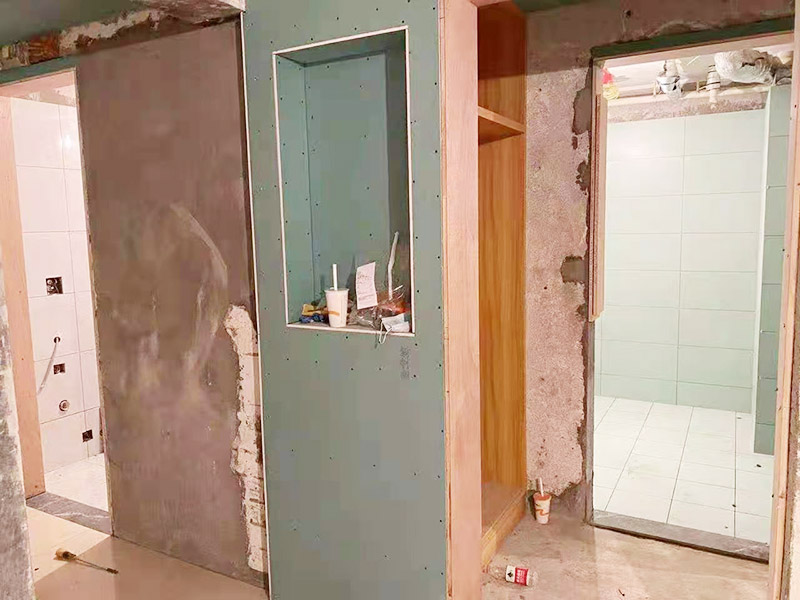 客廳整體裝修翻新：在舊房翻新中最先實施的是主題拆除，其中主要包括墻面、地面、門窗、水路、電路等各方面的拆除。在拆除過程中，廚衛的墻磚鏟除中防水層是極易被損壞的，所以裝修在墻面抹灰完成后一定要重新做防水。拆改會產生許多的垃圾，要及時清理，同時老房翻新過程中時刻保持室內的清潔，這對于施工也是非常方便的。 第二步就是結構的改造啦。舊房翻新業主們在做結構優化時，廚房、衛生間在包立管時一定要留有檢查口以便維修，舊房的承重墻一定不能拆除否則造成安全隱患。 接下來就是隱蔽工程的實施了。其中包括檢查吊頂內的供水、空調