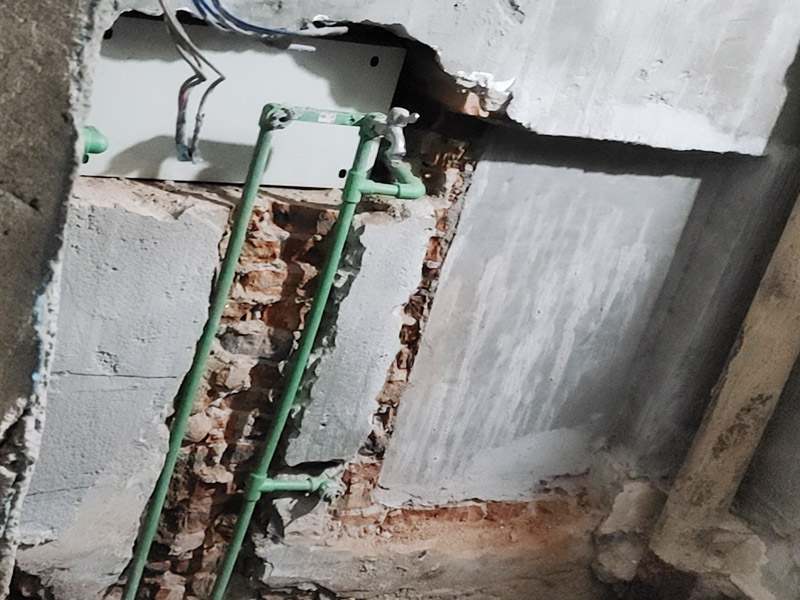 衛生間水電改造：電路工程時，必須先安裝管道，然后再通過布線，以便在日后更換時布線不動。 通過管子不能用軟管防止死角。 沿方向在墻或地面上創建凹槽。 側溝會損害建筑物整體的負荷，抗震性能降低，墻面容易破碎，因此溝槽的開口部分不允許超過30cm。 測試水路壓力，檢查合格后留出回路的施工圖。 圖形必須與實際匹配。 圖紙還應當標明布線規格和開關，插座的位置。