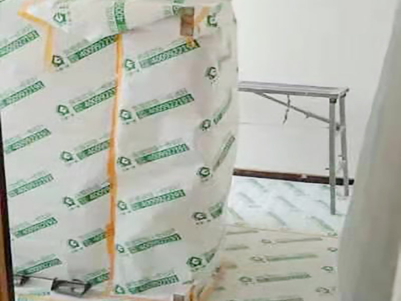 地面家具成品保護：滿鋪成品瓦楞紙板，再用干凈彩條布滿鋪在普通石膏板上，在彩條布交接處及轉角處用膠帶固定，也可選用木芯板或三夾板。材料選用視上人、車情況而定。門套的保護方式：用原門框保護膜，或者多層板或密度板，報紙，美紋紙保護等