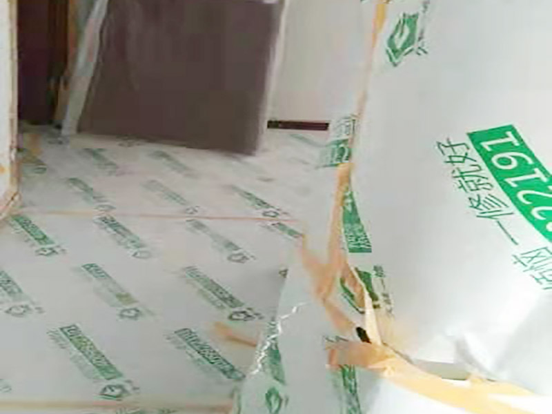 地面家具成品保護：滿鋪成品瓦楞紙板，再用干凈彩條布滿鋪在普通石膏板上，在彩條布交接處及轉角處用膠帶固定，也可選用木芯板或三夾板。材料選用視上人、車情況而定。門套的保護方式：用原門框保護膜，或者多層板或密度板，報紙，美紋紙保護等