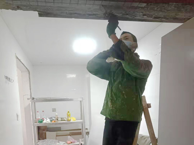 橫梁瓷磚拆除維修：先把地面上的東西全搬出去，然后戴上手套和防護眼鏡，用錘子把一塊瓷磚敲碎，再用扁的鑿子往里撬，一片一片慢慢鑿，這種方法費力費時。用小型的電鎬或瓷磚鏟除機就能輕輕松松完成任務。此方法省時省力。戴上手套和防護眼鏡，用小型的電鎬先從墻低的第一塊磚的邊緣開始鏟除，序次鏟除完整個墻面的瓷磚。