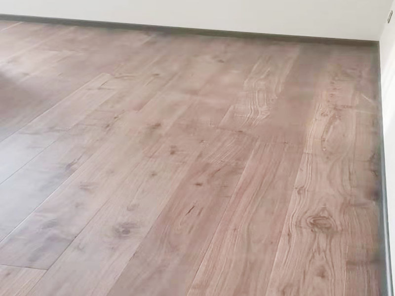【成都地板劃痕修復】木地板不小心被劃了，用地板補漆筆可以修