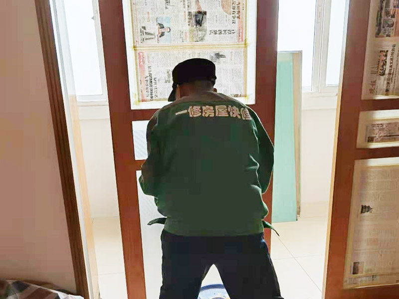 舊木門翻新裝修：用粗砂紙把需要刷油漆的地方都打磨一遍，注意轉(zhuǎn)角的地方不要打磨的太厲害，保持木門原來的形狀。用布沾水，弄成半濕狀，把剛打磨完的木門上的粉末都擦干凈。拿細(xì)砂紙?jiān)僦匦麓蚰ヒ槐椋瑯右⒁廪D(zhuǎn)角處。再用沾水布把粉末清理干凈。