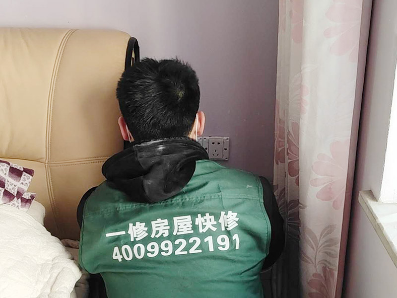 開關插座安裝：將盒內甩出的導線留出維修長度，然后削出線芯，注意不要碰傷線芯。將導線按順時針方向盤繞在開關或插座對應的接線柱上，然后旋緊壓頭，要求線芯不得外露。 先將盒子內甩出的導線由塑料臺的出線孔中穿出，再把塑料臺緊貼于墻面用螺絲固定在盒子上。固定好后，將導線按各自的位置從開關插座的線孔中穿出，按接線要求將導線壓牢。 　　最后將開關或插座貼于塑料臺上，找正并用螺絲固定牢，蓋上裝飾板。