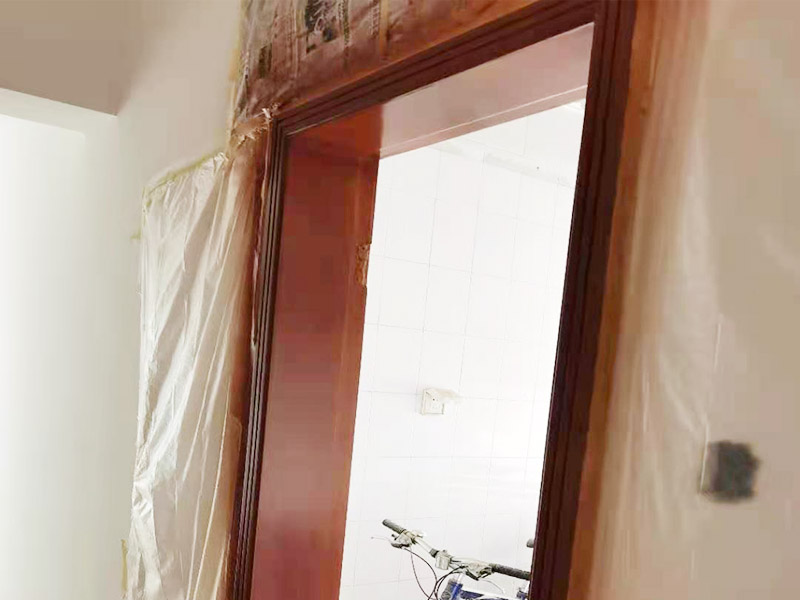 門框刷漆維修：把木門上面的把手等裝飾品都卸下來，防止下一步作業(yè)時劃傷手，也有利于均勻涂刷木門油漆。用粗砂紙把需要刷油漆的地方都打磨一遍，注意轉(zhuǎn)角的地方不要打磨的太厲害，保持木門原來的形狀。把刷完一遍漆的木門放置四到五個小時，等油漆干透。木門油漆干透后，拿細砂紙把木門從頭到尾再打磨一遍。這一次打磨是為了把油漆上刷的不均勻的地方打磨平，利于后面繼續(xù)刷漆。刷漆第二和三遍把把手等步卸下來的裝飾物安裝回去。