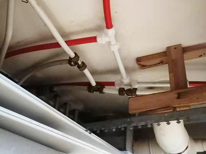 水管轉換頭更換:1、水管安裝后一定要進行增壓測試：增壓測試一般是在1.5倍水壓的情況下進行,在測試中應沒有漏水現象。 2、在沒有加壓條件下的簡單測試方法，但不完全可行。 關閉水管總閥。(即水表前面的水管開關) 打開房間里面的水龍頭20分鐘，確保沒水再滴后關閉所有的水龍頭。 關閉馬桶水箱和洗衣機等具有蓄水功能的設備進水開關。 打開水管總閥。 打開總閥后20分鐘查看水表是否走動，包括緩慢的走動。如果有走動，即為漏水了。如果沒有走動，可能沒事。(如果水表有問題或水管微滲，有可能難以確定。)所以建議施工完一定要進行水壓測試實驗，一般打壓8公斤，時間20-30分鐘。