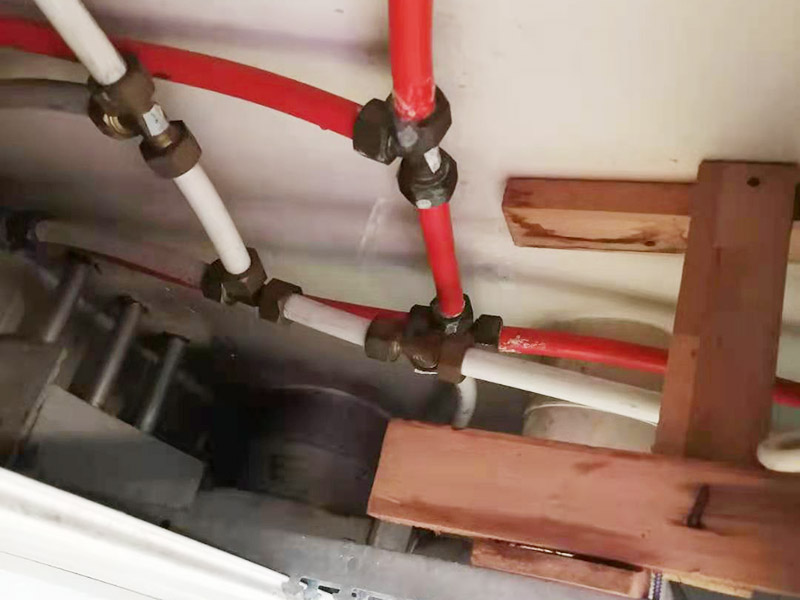 水管轉換頭更換:1、水管安裝后一定要進行增壓測試：增壓測試一般是在1.5倍水壓的情況下進行,在測試中應沒有漏水現象。 2、在沒有加壓條件下的簡單測試方法，但不完全可行。 關閉水管總閥。(即水表前面的水管開關) 打開房間里面的水龍頭20分鐘，確保沒水再滴后關閉所有的水龍頭。 關閉馬桶水箱和洗衣機等具有蓄水功能的設備進水開關。 打開水管總閥。 打開總閥后20分鐘查看水表是否走動，包括緩慢的走動。如果有走動，即為漏水了。如果沒有走動，可能沒事。(如果水表有問題或水管微滲，有可能難以確定。)所以建議施工完一定要進行水壓測試實驗，一般打壓8公斤，時間20-30分鐘。