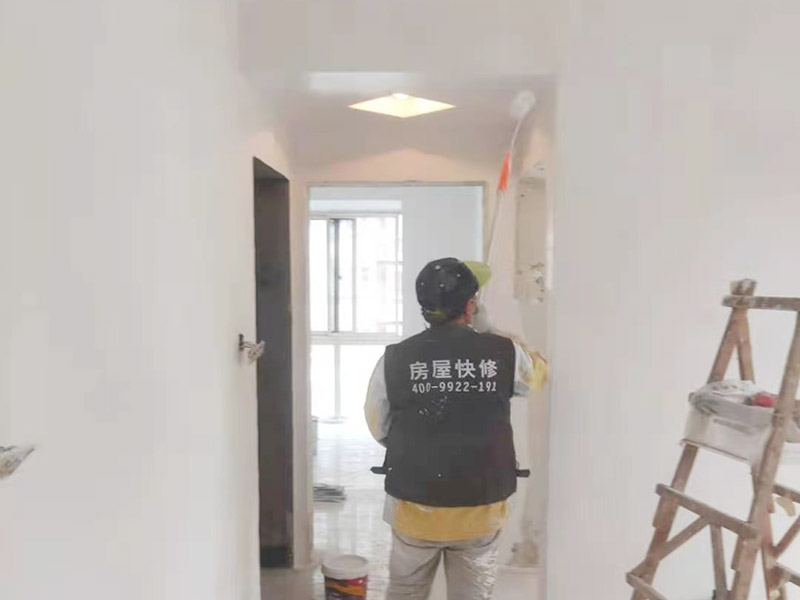 墻面刷墻固施工：1.將墻面清潔干凈，抹灰。 2.然后用石膏在墻面找平，批刮膩子。 3.將抹過膩子的墻面做砂補。 4.涂一層防水膩子層，再滾涂兩遍乳膠漆。 5.最后將腳線和其他處油漆清理干凈，檢查墻面。