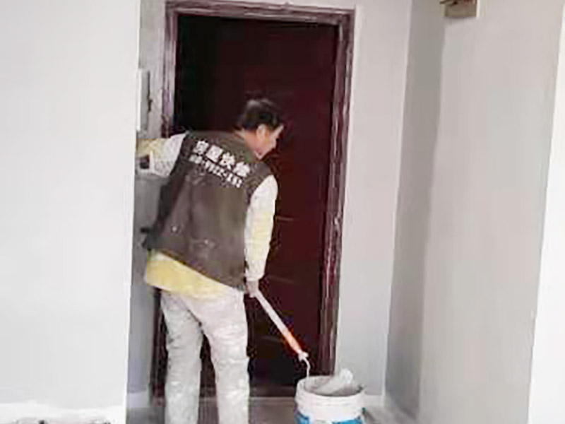 墻面刷墻固施工：1.將墻面清潔干凈，抹灰。 2.然后用石膏在墻面找平，批刮膩子。 3.將抹過膩子的墻面做砂補。 4.涂一層防水膩子層，再滾涂兩遍乳膠漆。 5.最后將腳線和其他處油漆清理干凈，檢查墻面。