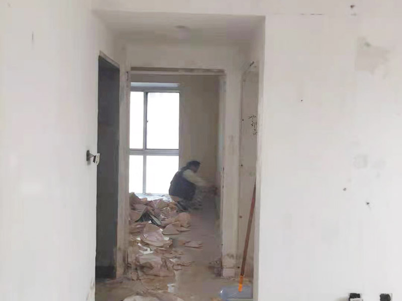 墻面撕舊墻紙：要粘貼新墻紙，最好就是將舊墻紙剝除，這樣可以使得新墻紙更加結(jié)實(shí)的粘在墻上。但也可以在舊墻紙上鋪新墻紙，但這種做法有時(shí)并不是個(gè)好主意，因?yàn)檎澈蟿┦艹焙螅瑫?huì)導(dǎo)致新舊墻紙一起從墻面脫落。此外，若用新墻紙覆蓋接縫處的舊墻紙，重疊的印記將顯露在新墻紙上。如果由于情況需要，您仍然希望在舊墻紙上貼新墻紙，那么您應(yīng)該先把接縫打磨平整，將松散的墻紙條撕掉，并將舊墻紙銜接處的松散邊緣重新粘貼在墻壁上，然后再開始貼新的墻紙。