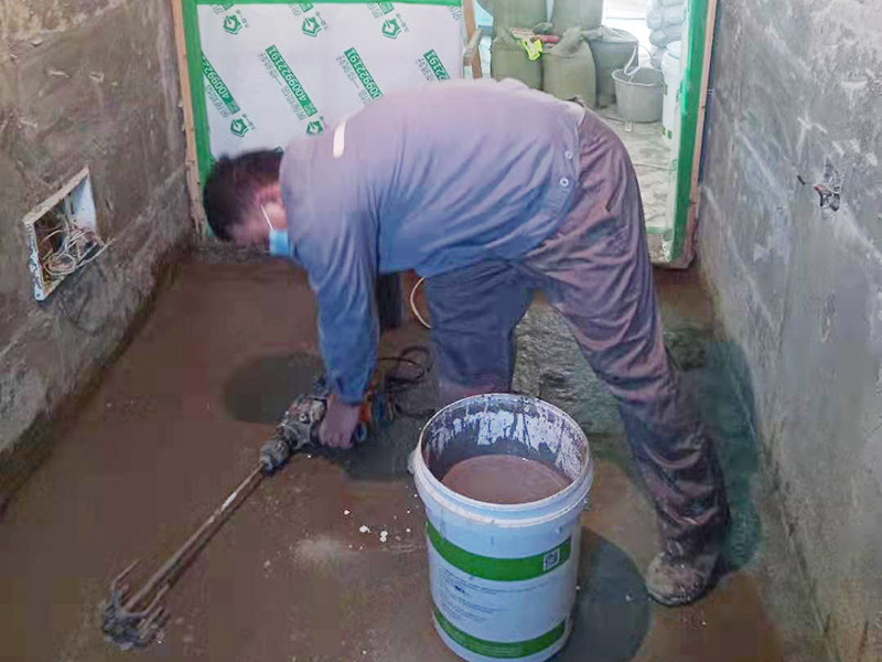 調制水泥地面找平： 一般房屋的地面上有比較凸出的地方，可以采用旋轉平磨的方式將高的地方打磨下去前提是下邊沒有管道。如果高的地方不打磨，那么找平出來的地面就會出現由齒刮刮出來的地面在高的地方同樣留下了同樣多的水泥，最后找出來的地面好是高的地方依然高，低的地方依然低。同時打磨還能節約不少的用料，這是地面找平中一個很重要的步驟。