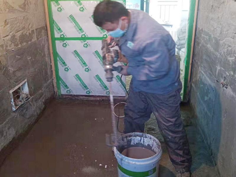 調制水泥地面找平： 一般房屋的地面上有比較凸出的地方，可以采用旋轉平磨的方式將高的地方打磨下去前提是下邊沒有管道。如果高的地方不打磨，那么找平出來的地面就會出現由齒刮刮出來的地面在高的地方同樣留下了同樣多的水泥，最后找出來的地面好是高的地方依然高，低的地方依然低。同時打磨還能節約不少的用料，這是地面找平中一個很重要的步驟。