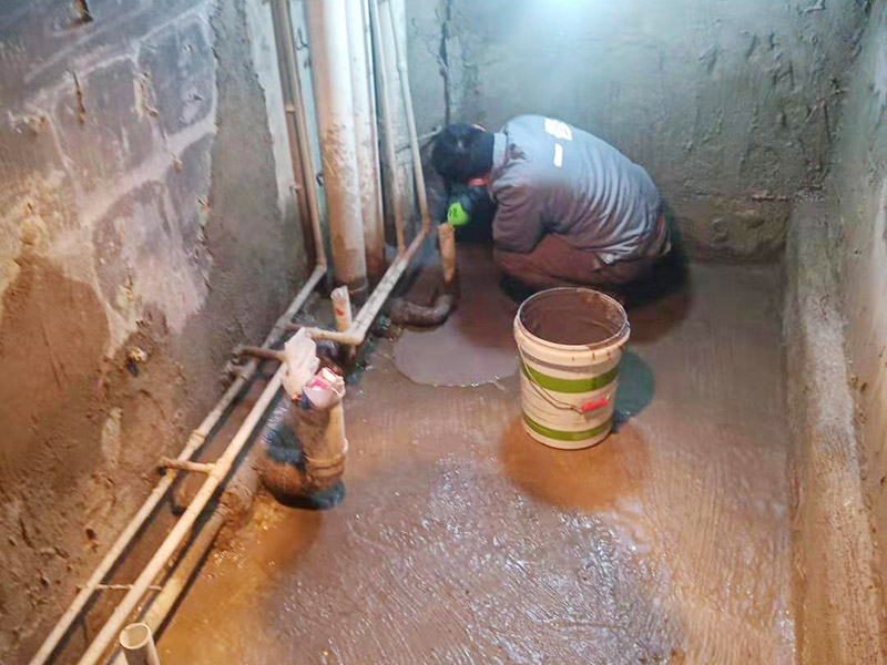 調制水泥地面找平： 一般房屋的地面上有比較凸出的地方，可以采用旋轉平磨的方式將高的地方打磨下去前提是下邊沒有管道。如果高的地方不打磨，那么找平出來的地面就會出現由齒刮刮出來的地面在高的地方同樣留下了同樣多的水泥，最后找出來的地面好是高的地方依然高，低的地方依然低。同時打磨還能節約不少的用料，這是地面找平中一個很重要的步驟。