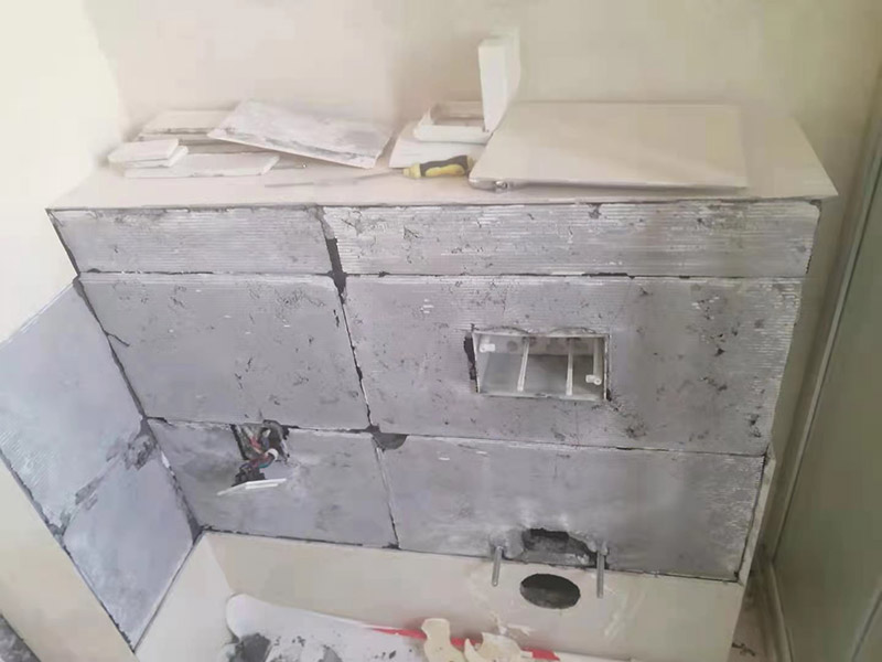 衛(wèi)生間地面改造：對于衛(wèi)生間改造，其次就是需要對其做相應的防水處理。因為在日常的家庭中，衛(wèi)生間的水是處處可見的，非常潮濕。衛(wèi)生間內的防水涂料是由地面延伸到墻面的，涂刷過程中精良的保證厚度均勻。還需要處理好地面和墻面交界處的各類管件的涂刷。待防水處理完全確定后，等待地面干透就可以做后續(xù)的工程了。這里要著重提醒，衛(wèi)生間下水口位置的防水要特別處理好，保證今后的檢查與維修。