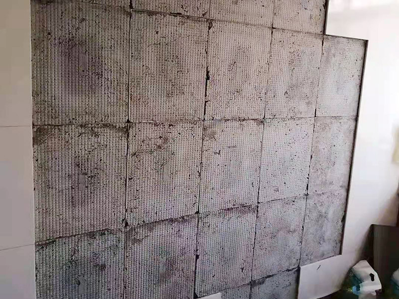 衛生間地面防水：首先，用小金屬榔頭敲墻面、地面，如果發現“噗噗”的空聲，意味著里面有空鼓，必須把空鼓部分全部敲掉。然后仔細清理四個墻面基層和地面，拔掉鐵釘，清理雜土垃圾，好用清水沖洗一遍，然后待其干燥。衛生間各種下水管能不改動，盡量不要去改動；萬一要改動，千萬不能用水泥沙漿去填孔隙，一定要堵漏王分三次去填。