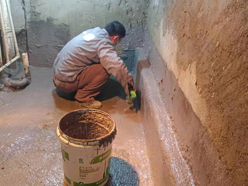 基層處理是衛(wèi)生間做防水的基礎工作，要找平地面，確保地面的平整干凈。鋪貼涂料時要做到用力均勻，不能漏刷、缺刷，避免脫落、開裂等，過于干燥的季節(jié)也不適宜做防水。涂刷的厚度小于1毫米比較好。做完防水涂層后一定要涂上表面防護涂料，對內部材料起到保護的作用。鋪保護層與鋪防水涂料一樣要做到均勻、無裂痕、不脫落。閉水實驗是衛(wèi)生間做防水的最后一步，對防水施工進行檢查。在防水層徹底干透后，在衛(wèi)生間蓄水24小時以上，看是否有漏水等現象。