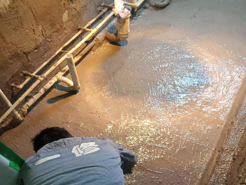 基層處理是衛(wèi)生間做防水的基礎工作，要找平地面，確保地面的平整干凈。鋪貼涂料時要做到用力均勻，不能漏刷、缺刷，避免脫落、開裂等，過于干燥的季節(jié)也不適宜做防水。涂刷的厚度小于1毫米比較好。做完防水涂層后一定要涂上表面防護涂料，對內部材料起到保護的作用。鋪保護層與鋪防水涂料一樣要做到均勻、無裂痕、不脫落。閉水實驗是衛(wèi)生間做防水的最后一步，對防水施工進行檢查。在防水層徹底干透后，在衛(wèi)生間蓄水24小時以上，看是否有漏水等現象。