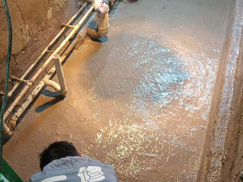 基層處理是衛(wèi)生間做防水的基礎工作，要找平地面，確保地面的平整干凈。鋪貼涂料時要做到用力均勻，不能漏刷、缺刷，避免脫落、開裂等，過于干燥的季節(jié)也不適宜做防水。涂刷的厚度小于1毫米比較好。做完防水涂層后一定要涂上表面防護涂料，對內部材料起到保護的作用。鋪保護層與鋪防水涂料一樣要做到均勻、無裂痕、不脫落。閉水實驗是衛(wèi)生間做防水的最后一步，對防水施工進行檢查。在防水層徹底干透后，在衛(wèi)生間蓄水24小時以上，看是否有漏水等現象。