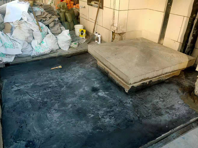 屋面高彈涂刷：清理基層，施工前要將基層表面的塵土和雜物清理干凈，然后用熱熔法改性瀝青卷材對防水層施工前在水落口、管根、陰陽角等細部先做好附加層。熱熔封邊，用噴槍將卷材搭接處加熱，讓其粘結牢固，然后涂刷第一遍防水涂料。防水施工前要先保證地面干凈、干燥，防水涂料要滿涂，確保無遺漏，與基層結合要牢固，無裂紋和氣泡等，防水涂料厚度要達到產品規定的要求。
