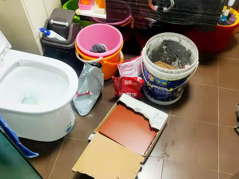 瓷磚修補維修:1，用錘子和鑿子，敲掉破損的瓷磚及原有的瓷磚粘合劑，直到露出原來的水泥墻面。 2，調好瓷磚粘合劑 3，先將瓷磚粘合劑拌勻，再用抹刀將瓷磚粘合劑涂抹到瓷磚背面。 4，粘合劑涂到瓷磚上之后，可以在粘合劑表面刮出鋸齒痕跡，增加瓷磚的粘合力，然后將瓷磚貼到墻面上。