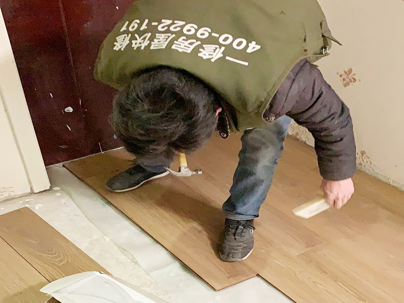 木地板鋪貼維修：地面已經(jīng)清理干凈、平整之后，先要鋪設(shè)一層防潮地墊(不一定非要鋪在木質(zhì)地面的木頭下面)。這一層至少要20-30厘米(大約8英寸)在離墻大約預(yù)留1-3英寸的空隙。現(xiàn)在可以安裝已經(jīng)選好花色的地板了。需要注意的是所鋪設(shè)的防潮地墊只需要鋪設(shè)大致5—10排的地板。   安裝時(shí)板子的前邊(X-榫口)朝墻，從左角開始向右鋪裝。   要確保在地板與墻壁之間留有大約10mm的空隙。為了防止地板的第一行的地板滑動(dòng)，必須用間隔的裝置或者楔子固定。第一行余下的板通常用在第二行的開頭。要確保第二行板的接口與第一行板的接口錯(cuò)開的長度至少30厘米。   將下一塊板插入第二行的凹槽，并放置到水平狀態(tài)。   下一塊板按照一定的角度安在已經(jīng)安裝好的地板上，要保證地板比較長的一邊與上一行板結(jié)合的盡可能緊密。