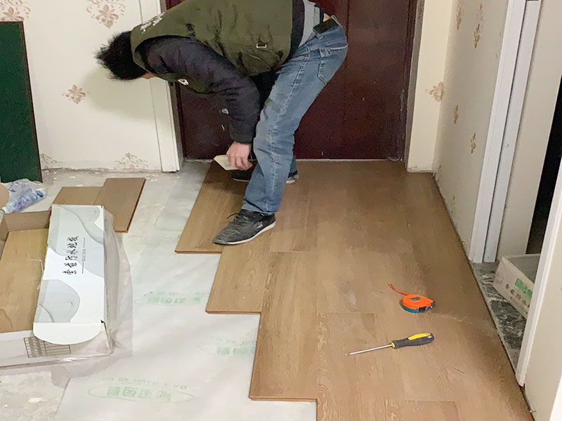 木地板鋪貼維修：地面已經(jīng)清理干凈、平整之后，先要鋪設(shè)一層防潮地墊(不一定非要鋪在木質(zhì)地面的木頭下面)。這一層至少要20-30厘米(大約8英寸)在離墻大約預(yù)留1-3英寸的空隙?，F(xiàn)在可以安裝已經(jīng)選好花色的地板了。需要注意的是所鋪設(shè)的防潮地墊只需要鋪設(shè)大致5—10排的地板。   安裝時(shí)板子的前邊(X-榫口)朝墻，從左角開始向右鋪裝。   要確保在地板與墻壁之間留有大約10mm的空隙。為了防止地板的第一行的地板滑動(dòng)，必須用間隔的裝置或者楔子固定。第一行余下的板通常用在第二行的開頭。要確保第二行板的接口與第一行板的接口錯(cuò)開的長度至少30厘米。   將下一塊板插入第二行的凹槽，并放置到水平狀態(tài)。   下一塊板按照一定的角度安在已經(jīng)安裝好的地板上，要保證地板比較長的一邊與上一行板結(jié)合的盡可能緊密。