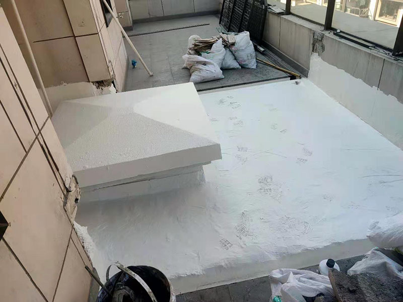 覆蓋底部丙綸保護(hù)層：清理基層，施工前要將基層表面的塵土和雜物清理干凈，然后用熱熔法改性瀝青卷材對防水層施工前在水落口、管根、陰陽角等細(xì)部先做好附加層。鋪貼卷材，首先卷材的厚度要符合要求，將防水卷材裁剪成相應(yīng)的尺寸，用火焰噴槍加熱基層和卷材的交接處，趁卷材的材面剛剛?cè)刍瘯r將卷材向前滾鋪、粘貼。鋪貼平面與立面相連接的卷材應(yīng)由下向上進(jìn)行。 熱熔封邊，用噴槍將卷材搭接處加熱，讓其粘結(jié)牢固，然后涂刷第一遍防水涂料。防水施工前要先保證地面干凈、干燥，防水涂料要滿涂，確保無遺漏，與基層結(jié)合要牢固，無裂紋和氣泡等，防水涂料厚度要達(dá)到產(chǎn)品規(guī)定的要求。