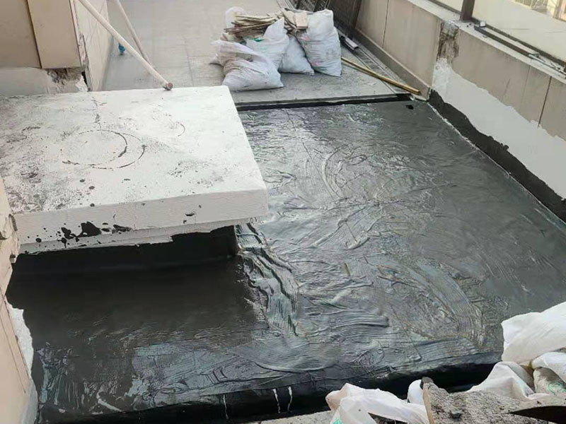 覆蓋底部丙綸保護(hù)層：清理基層，施工前要將基層表面的塵土和雜物清理干凈，然后用熱熔法改性瀝青卷材對防水層施工前在水落口、管根、陰陽角等細(xì)部先做好附加層。鋪貼卷材，首先卷材的厚度要符合要求，將防水卷材裁剪成相應(yīng)的尺寸，用火焰噴槍加熱基層和卷材的交接處，趁卷材的材面剛剛?cè)刍瘯r將卷材向前滾鋪、粘貼。鋪貼平面與立面相連接的卷材應(yīng)由下向上進(jìn)行。 熱熔封邊，用噴槍將卷材搭接處加熱，讓其粘結(jié)牢固，然后涂刷第一遍防水涂料。防水施工前要先保證地面干凈、干燥，防水涂料要滿涂，確保無遺漏，與基層結(jié)合要牢固，無裂紋和氣泡等，防水涂料厚度要達(dá)到產(chǎn)品規(guī)定的要求。
