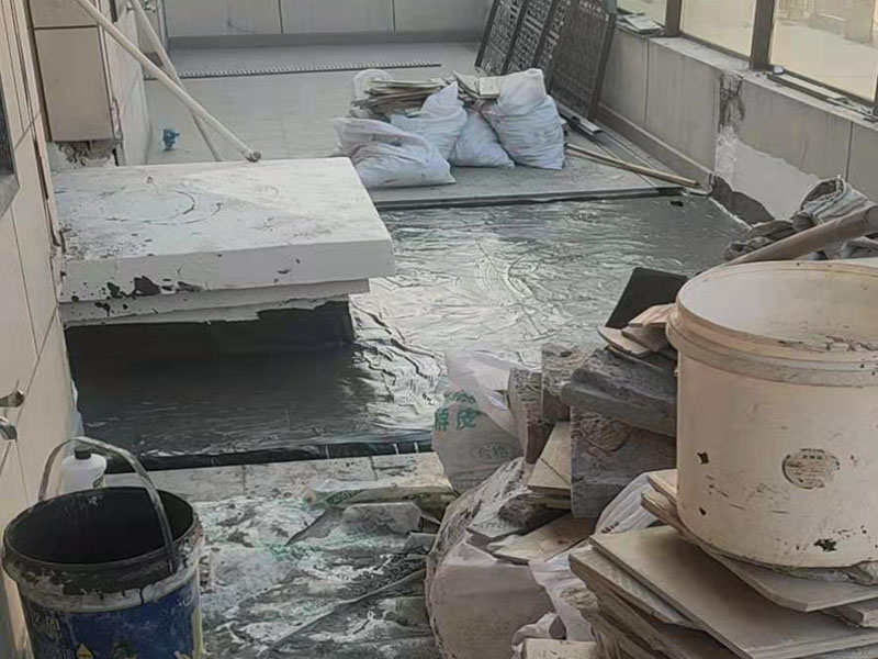 覆蓋底部丙綸保護(hù)層：清理基層，施工前要將基層表面的塵土和雜物清理干凈，然后用熱熔法改性瀝青卷材對防水層施工前在水落口、管根、陰陽角等細(xì)部先做好附加層。鋪貼卷材，首先卷材的厚度要符合要求，將防水卷材裁剪成相應(yīng)的尺寸，用火焰噴槍加熱基層和卷材的交接處，趁卷材的材面剛剛?cè)刍瘯r將卷材向前滾鋪、粘貼。鋪貼平面與立面相連接的卷材應(yīng)由下向上進(jìn)行。 熱熔封邊，用噴槍將卷材搭接處加熱，讓其粘結(jié)牢固，然后涂刷第一遍防水涂料。防水施工前要先保證地面干凈、干燥，防水涂料要滿涂，確保無遺漏，與基層結(jié)合要牢固，無裂紋和氣泡等，防水涂料厚度要達(dá)到產(chǎn)品規(guī)定的要求。