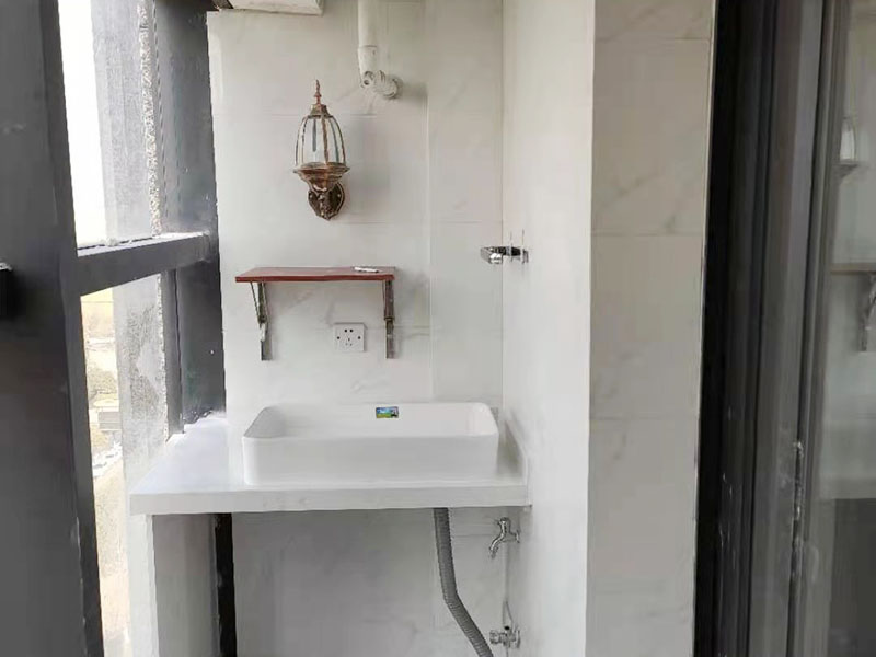 陽臺定制水槽安裝：水槽在安裝前一定要先確定好安裝的位置和尺寸，這樣方便我們按照尺寸訂購，最好是有水槽平面圖，免得數據不精確，導致返工。 另外，水槽安裝牢固以后，不要左右搖晃，很容易留下縫隙，造成松動。而且，最應該留意的也是連接處縫隙的密封性。水槽放入臺面后，需要在墻體和臺面間安裝配套的掛件，但安裝過程中盡量多注意水槽的密封效果，最好能做好閉水試驗。