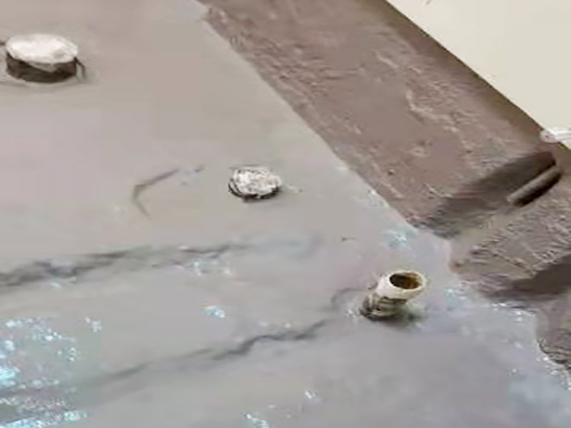 衛生間地面防水施工：首先，用小金屬榔頭敲墻面、地面，如果發現“噗噗”的空聲，意味著里面有空鼓，必須把空鼓部分全部敲掉。然后仔細清理四個墻面基層和地面，拔掉鐵釘，清理雜土垃圾，好用清水沖洗一遍，然后待其干燥。衛生間洗浴時水會濺到附近的墻上，假如不做防水的話，墻面就容易發作霉變，因此在鋪墻面瓷磚之前，必定要做好墻面防水。青龍施工建議，做墻面防水時不應低于30公分，假如對錯承重的輕體墻，就要將整面墻都做防水。
