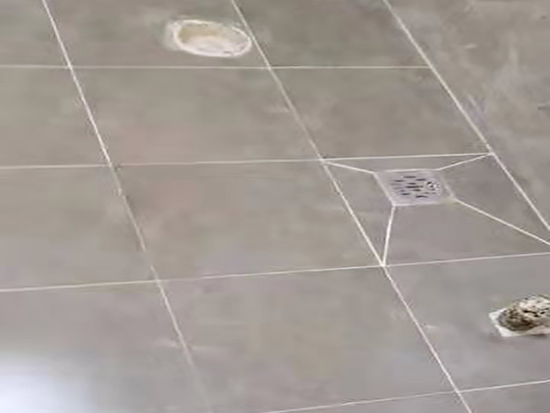地面找平貼磚裝修：現在比較普遍的地面磚鋪貼方法就是濕鋪法，這種鋪貼方法與干鋪法不同之處在于將1：3的干性水泥漿替換成水泥沙漿和普通水。需要注意的是這種鋪貼法在鋪貼過程中容易產生氣泡和空鼓，這樣就會影響地磚的使用壽命。也是因為這種原因使其價格便宜，操作簡單。地磚鋪貼方法之波打線鋪法：這種鋪貼法也稱花邊或波導線、邊線等。這種鋪貼法主要用在地面周邊或者玄關等處，是作為樓地面沿墻邊四周所做的裝飾線，寬度不一樣。