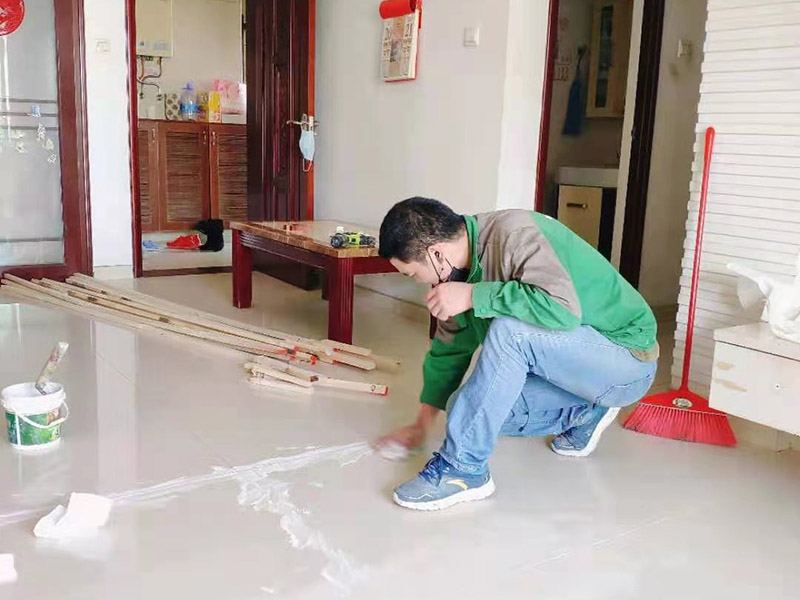 客廳瓷磚局部更換：沿瓷磚四周邊緣清除嵌縫白水泥，并用小鑿子仔細地拆除損壞的瓷磚。如四周瓷磚粘貼得很牢，又不想將四周瓷磚都換下，則可用裁玻璃的刀刻畫瓷磚的中間，將中間那部分瓷磚先鑿下來，然后用較鋒利的鋼鑿慢慢地將四周邊緣的碎瓷塊修理干凈。