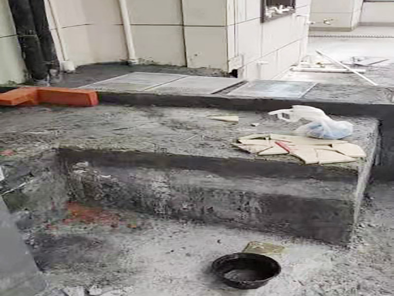 陽臺地面處理施工:防水能力差、表面比較光滑且不具備防滑能力的瓷磚，鋪裝在陽臺地面上是比較危險的事情。如果特別需要在陽臺地面鋪設瓷磚的話，建議盡量選用亞光面、光線反射率較低、同時具有防凍、防水、防滑等特點的瓷磚進行陽臺的地面鋪設。 　