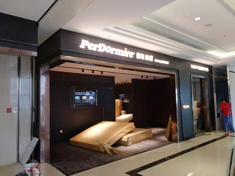 門店裝修翻新:店鋪內是要擺放各種商品的，因此店鋪的內部一定要合理的布局，專業的設計師都知道要進行合理的內部設計，最好是設計成柜臺或者是墻掛，這樣就可以令商品整齊有序的展示出來，讓消費者更好的挑選商品，提高銷售業績。先預算好料，可以先到建材市場問價格，把各種材料價格問清楚，做出一個初步的估算，看是否和自己預算中的有差別，然后做出調整。