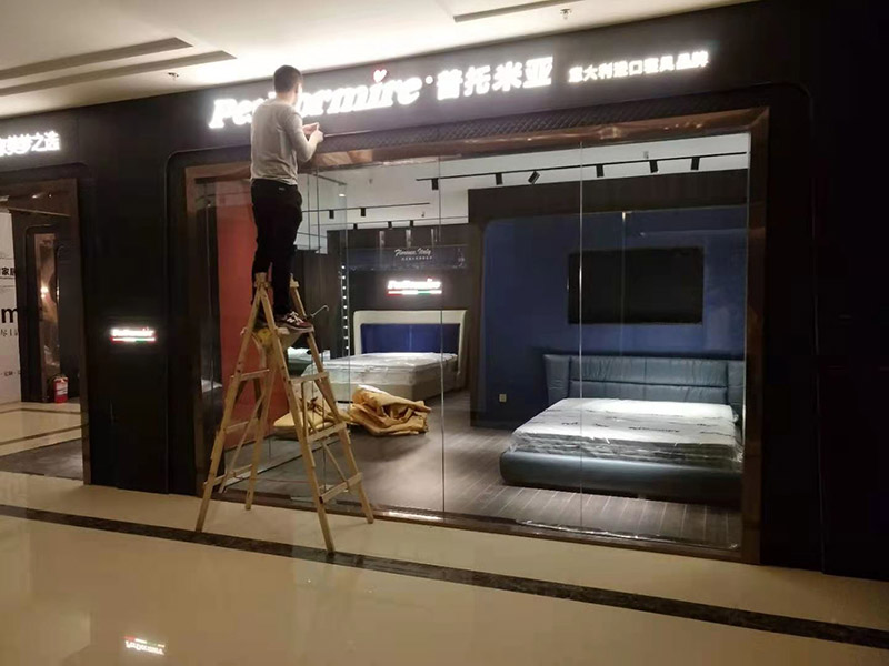 門店裝修翻新:店鋪內是要擺放各種商品的，因此店鋪的內部一定要合理的布局，專業的設計師都知道要進行合理的內部設計，最好是設計成柜臺或者是墻掛，這樣就可以令商品整齊有序的展示出來，讓消費者更好的挑選商品，提高銷售業績。先預算好料，可以先到建材市場問價格，把各種材料價格問清楚，做出一個初步的估算，看是否和自己預算中的有差別，然后做出調整。