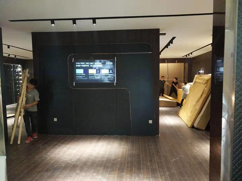門店裝修翻新:店鋪內是要擺放各種商品的，因此店鋪的內部一定要合理的布局，專業的設計師都知道要進行合理的內部設計，最好是設計成柜臺或者是墻掛，這樣就可以令商品整齊有序的展示出來，讓消費者更好的挑選商品，提高銷售業績。先預算好料，可以先到建材市場問價格，把各種材料價格問清楚，做出一個初步的估算，看是否和自己預算中的有差別，然后做出調整。