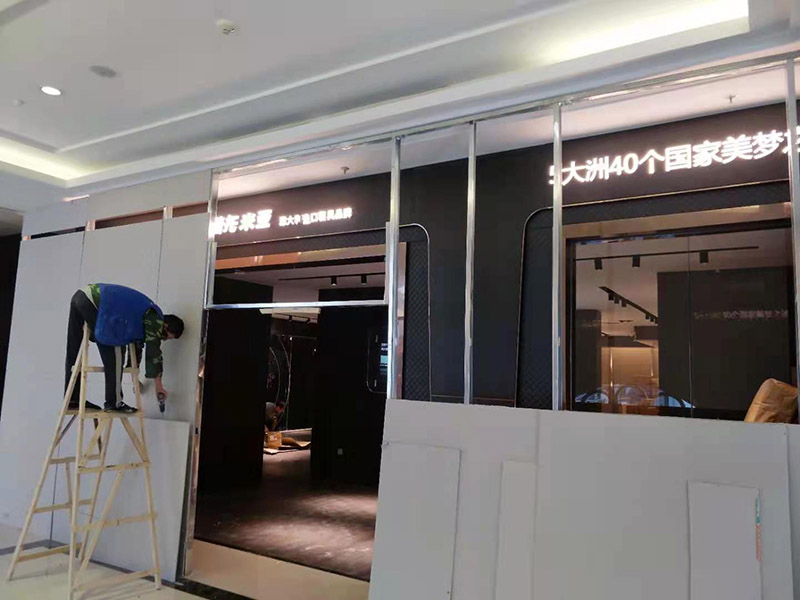 門店裝修翻新:店鋪內是要擺放各種商品的，因此店鋪的內部一定要合理的布局，專業的設計師都知道要進行合理的內部設計，最好是設計成柜臺或者是墻掛，這樣就可以令商品整齊有序的展示出來，讓消費者更好的挑選商品，提高銷售業績。先預算好料，可以先到建材市場問價格，把各種材料價格問清楚，做出一個初步的估算，看是否和自己預算中的有差別，然后做出調整。