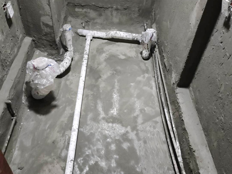 衛生間防水找平:在進行防水處理之前，一定先找平地面。找平層施工方法：基面有空隙、裂縫、不平等缺陷的，用水泥砂漿修補抹平。使基面必須堅固、平整、干凈、無灰塵、油膩、蠟、脫模劑等以及其他碎屑物質。找平層干燥后方可進行防水層施工，施工期間應防火、防水。防水層完成后，要進行成品保護，不得上人走動。