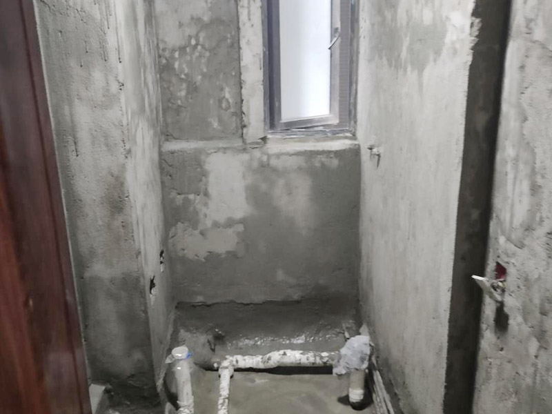衛生間防水找平:在進行防水處理之前，一定先找平地面。找平層施工方法：基面有空隙、裂縫、不平等缺陷的，用水泥砂漿修補抹平。使基面必須堅固、平整、干凈、無灰塵、油膩、蠟、脫模劑等以及其他碎屑物質。找平層干燥后方可進行防水層施工，施工期間應防火、防水。防水層完成后，要進行成品保護，不得上人走動。