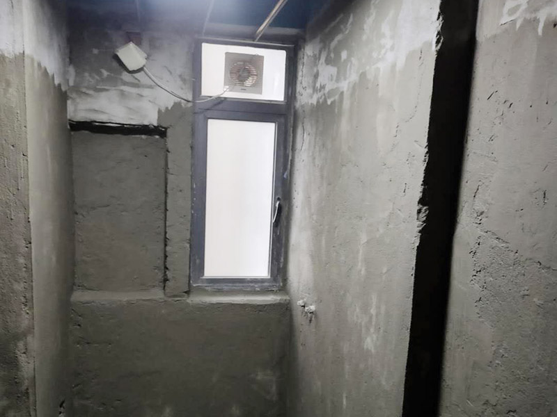 衛生間防水找平:在進行防水處理之前，一定先找平地面。找平層施工方法：基面有空隙、裂縫、不平等缺陷的，用水泥砂漿修補抹平。使基面必須堅固、平整、干凈、無灰塵、油膩、蠟、脫模劑等以及其他碎屑物質。找平層干燥后方可進行防水層施工，施工期間應防火、防水。防水層完成后，要進行成品保護，不得上人走動。