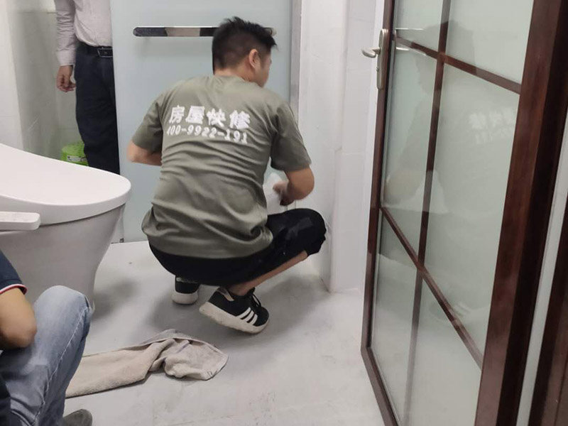 衛生間裝修翻新：衛生間改造中水電的改造尤為重要且需要最早開始著手，由于會涉及到浴霸采暖、燈光的線路走向、水管的入墻等問題，所以在改造之前需制定一個詳細的水電走向設計，從而提高安全質量以及滿足裝修業主們生活的需要。其次就是需要對其做相應的防水處理。因為在日常的家庭中，衛生間的水是處處可見的，非常潮濕。衛生間內的防水涂料是由地面延伸到墻面的，涂刷過程中精良的保證厚度均勻。還需要處理好地面和墻面交界處的各類管件的涂刷。待防水處理完全確定后，等待地面干透就可以做后續的工程了。接下來就是貼瓷磚了。衛生間改造中貼瓷磚不僅僅會有裝飾作用還能加強墻面和地面的防水效果。