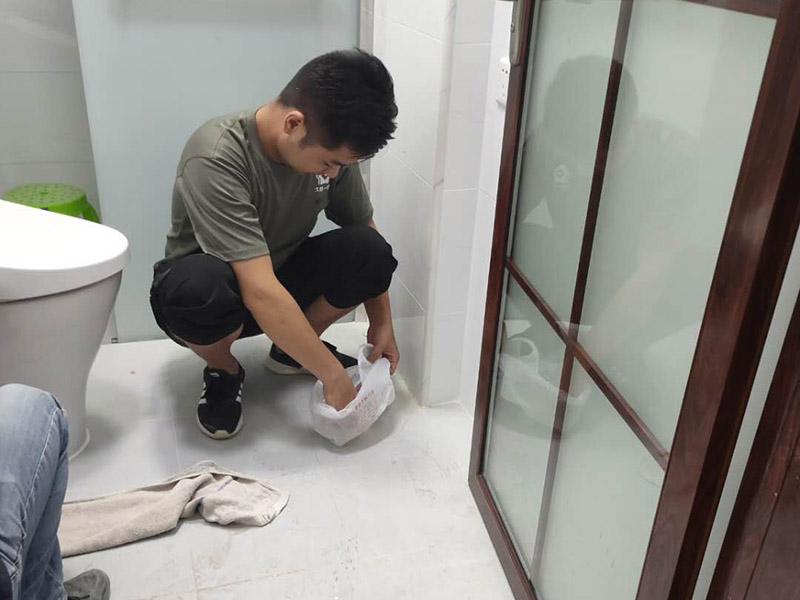 衛生間裝修翻新：衛生間改造中水電的改造尤為重要且需要最早開始著手，由于會涉及到浴霸采暖、燈光的線路走向、水管的入墻等問題，所以在改造之前需制定一個詳細的水電走向設計，從而提高安全質量以及滿足裝修業主們生活的需要。其次就是需要對其做相應的防水處理。因為在日常的家庭中，衛生間的水是處處可見的，非常潮濕。衛生間內的防水涂料是由地面延伸到墻面的，涂刷過程中精良的保證厚度均勻。還需要處理好地面和墻面交界處的各類管件的涂刷。待防水處理完全確定后，等待地面干透就可以做后續的工程了。接下來就是貼瓷磚了。衛生間改造中貼瓷磚不僅僅會有裝飾作用還能加強墻面和地面的防水效果。