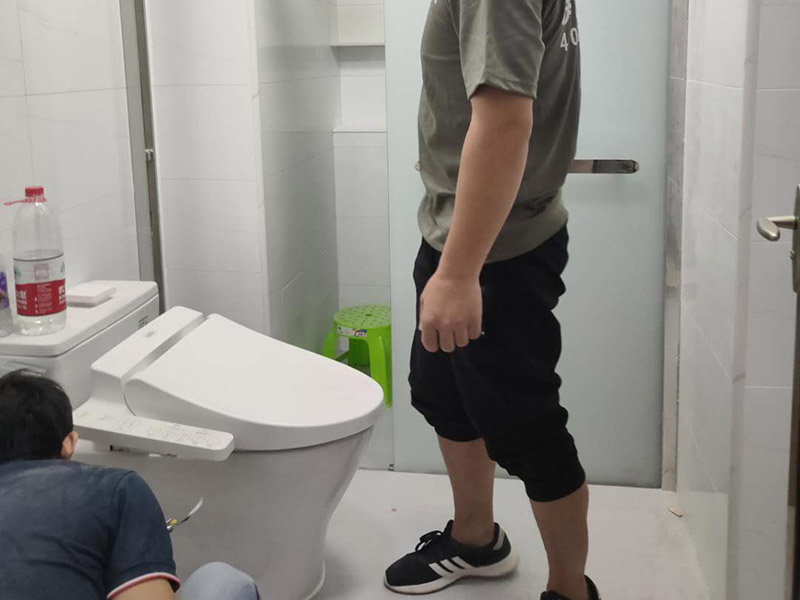 衛生間裝修翻新：衛生間改造中水電的改造尤為重要且需要最早開始著手，由于會涉及到浴霸采暖、燈光的線路走向、水管的入墻等問題，所以在改造之前需制定一個詳細的水電走向設計，從而提高安全質量以及滿足裝修業主們生活的需要。其次就是需要對其做相應的防水處理。因為在日常的家庭中，衛生間的水是處處可見的，非常潮濕。衛生間內的防水涂料是由地面延伸到墻面的，涂刷過程中精良的保證厚度均勻。還需要處理好地面和墻面交界處的各類管件的涂刷。待防水處理完全確定后，等待地面干透就可以做后續的工程了。接下來就是貼瓷磚了。衛生間改造中貼瓷磚不僅僅會有裝飾作用還能加強墻面和地面的防水效果。