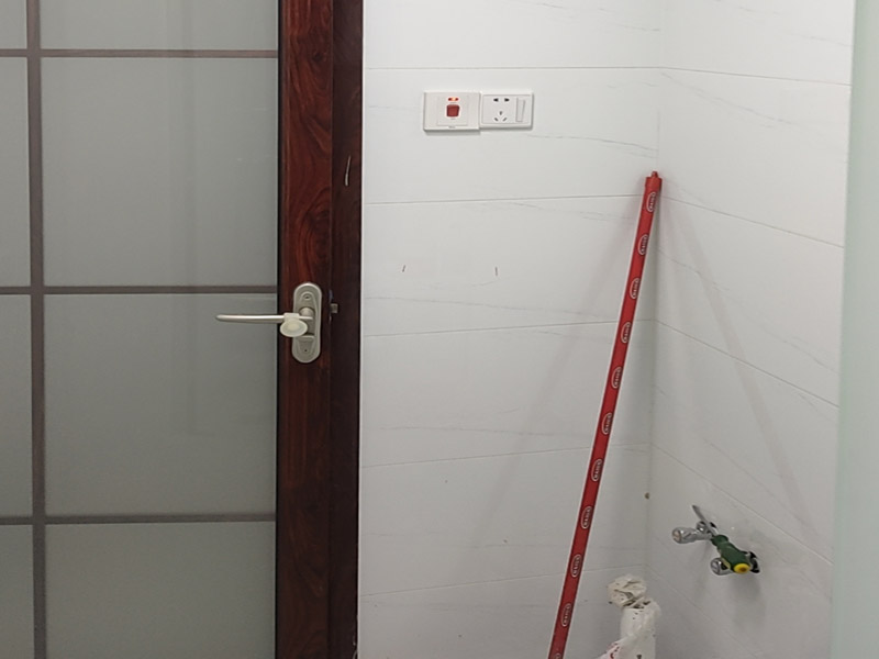 衛生間裝修翻新：衛生間改造中水電的改造尤為重要且需要最早開始著手，由于會涉及到浴霸采暖、燈光的線路走向、水管的入墻等問題，所以在改造之前需制定一個詳細的水電走向設計，從而提高安全質量以及滿足裝修業主們生活的需要。其次就是需要對其做相應的防水處理。因為在日常的家庭中，衛生間的水是處處可見的，非常潮濕。衛生間內的防水涂料是由地面延伸到墻面的，涂刷過程中精良的保證厚度均勻。還需要處理好地面和墻面交界處的各類管件的涂刷。待防水處理完全確定后，等待地面干透就可以做后續的工程了。接下來就是貼瓷磚了。衛生間改造中貼瓷磚不僅僅會有裝飾作用還能加強墻面和地面的防水效果。