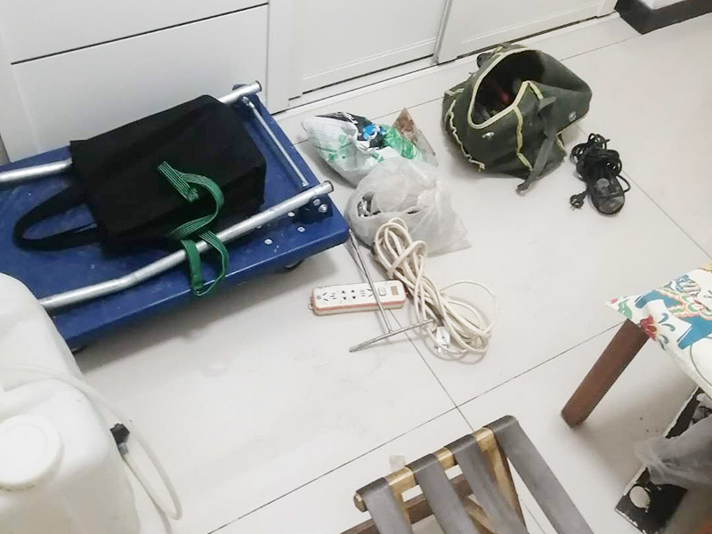 地面漏水維修：判斷地面滲水的方法：只要地面用水，樓下就有滲漏水現象，地面不使用水時，樓下不再滲漏水。　一般水管滲漏水量大，并且有持續性；往地漏，手盆，坐便倒水即可判斷下水管沒有問題，如果衛生間連續幾天都沒使用水，但是還有滲漏水現象，并且滲漏水沒有減輕，即為上水管問題?！?如果衛生間是防水層滲漏水，而不是上下水管漏水的情況。都是不需要刨瓷磚就可以維修好的了?！　?維修方法很簡單就是使用新型的滲透型防水劑在衛生間表面再做遍防水，讓水不進入地下，直接從水道流走。