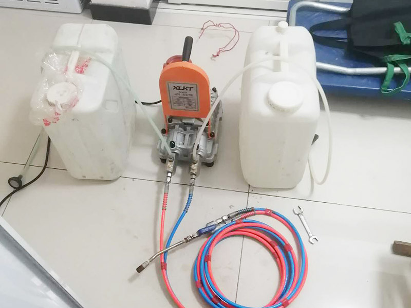 地面漏水維修：判斷地面滲水的方法：只要地面用水，樓下就有滲漏水現象，地面不使用水時，樓下不再滲漏水。　一般水管滲漏水量大，并且有持續性；往地漏，手盆，坐便倒水即可判斷下水管沒有問題，如果衛生間連續幾天都沒使用水，但是還有滲漏水現象，并且滲漏水沒有減輕，即為上水管問題。　 如果衛生間是防水層滲漏水，而不是上下水管漏水的情況。都是不需要刨瓷磚就可以維修好的了。　　 維修方法很簡單就是使用新型的滲透型防水劑在衛生間表面再做遍防水，讓水不進入地下，直接從水道流走。