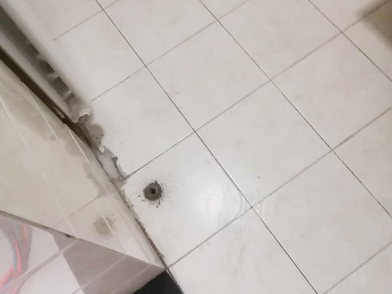 地面漏水維修：判斷地面滲水的方法：只要地面用水，樓下就有滲漏水現象，地面不使用水時，樓下不再滲漏水。　一般水管滲漏水量大，并且有持續性；往地漏，手盆，坐便倒水即可判斷下水管沒有問題，如果衛生間連續幾天都沒使用水，但是還有滲漏水現象，并且滲漏水沒有減輕，即為上水管問題?！?如果衛生間是防水層滲漏水，而不是上下水管漏水的情況。都是不需要刨瓷磚就可以維修好的了?！　?維修方法很簡單就是使用新型的滲透型防水劑在衛生間表面再做遍防水，讓水不進入地下，直接從水道流走。