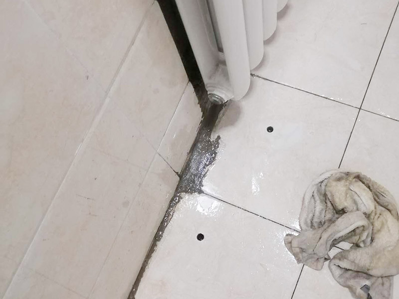 地面漏水維修：判斷地面滲水的方法：只要地面用水，樓下就有滲漏水現象，地面不使用水時，樓下不再滲漏水?！∫话闼軡B漏水量大，并且有持續性；往地漏，手盆，坐便倒水即可判斷下水管沒有問題，如果衛生間連續幾天都沒使用水，但是還有滲漏水現象，并且滲漏水沒有減輕，即為上水管問題?！?如果衛生間是防水層滲漏水，而不是上下水管漏水的情況。都是不需要刨瓷磚就可以維修好的了?！　?維修方法很簡單就是使用新型的滲透型防水劑在衛生間表面再做遍防水，讓水不進入地下，直接從水道流走。