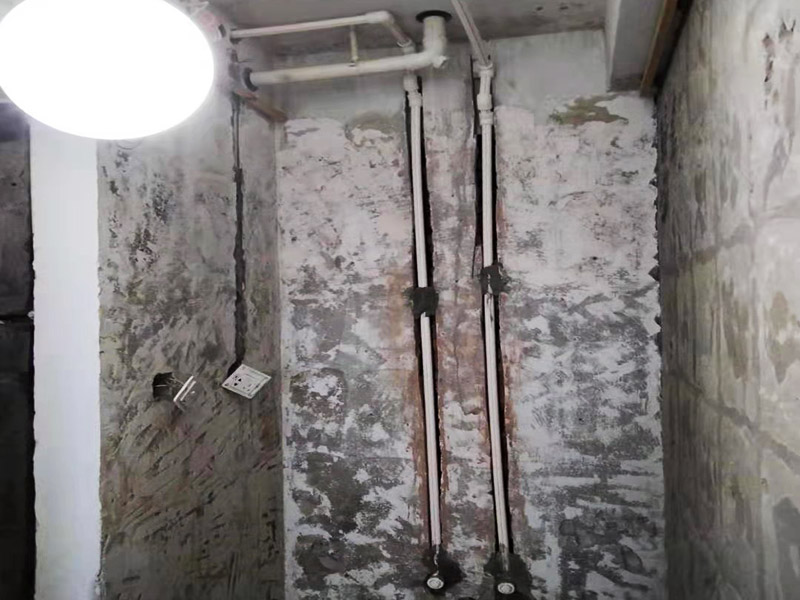 浴室墻內水管安裝:水管的鋪設方式分為明裝和暗裝，明裝是將水管管道沿著天花板下、墻上、柱上、梁下、地板旁外等地方外露敷設，其優點就是造價會比較低，施工相對方便，維修更加簡單;缺點就是水管外表容易堆積灰塵、產生凝水等，影響美觀。暗裝就是將水管管道鋪設在吊頂、地面或管溝中隱蔽敷設，暗裝的優點是鋪設完看不到水管，比較美觀;缺點就是若后期水管出現漏水等問題不好維修。 當水管安裝完就要測試水管有無漏水情況，測試前要將水管總閥關閉，然后再將所有水龍頭打開，看看水表會不會走動，若會走動，則說明有漏水情況;若水表沒有走動，則說明水管安裝合格。測試水管的時間應為半小時左右比較好。